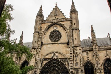 Çan kulesi ile St Michel kilisesi