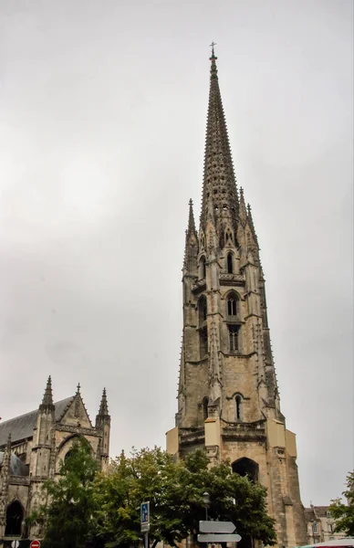 La iglesia de San Michel con su campanario — Foto de Stock