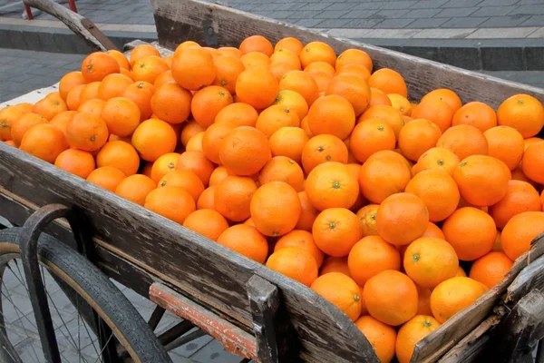 Una carta llena de naranjas — Foto de Stock