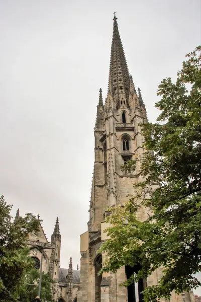 La chiesa di San Michel con il suo campanile — Foto Stock