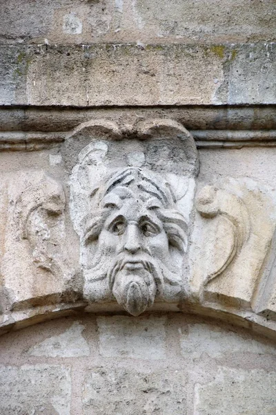 Máscaras esculpidas em fachadas bordeaux — Fotografia de Stock