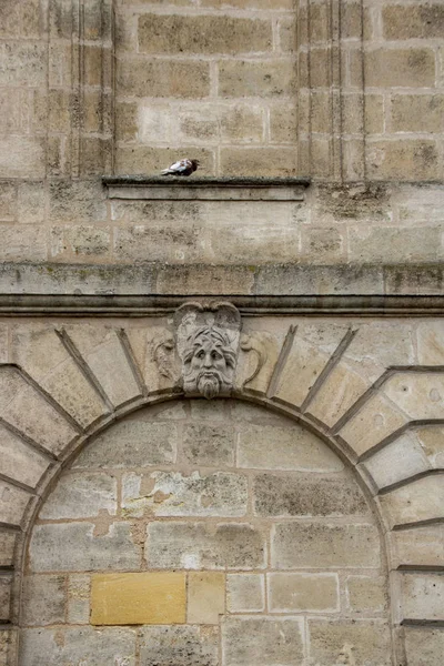 Máscaras esculpidas em fachadas bordeaux — Fotografia de Stock