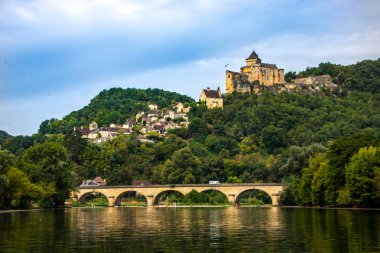 Dordogne ve Castelnaud Kalesi üzerinde köprü