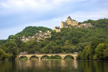 Dordogne ve Castelnaud Kalesi üzerinde köprü