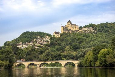 Dordogne ve Castelnaud Kalesi üzerinde köprü