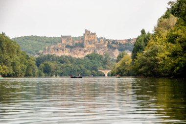 dordogne nehri ve beynac ve cazenac köyü