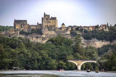 dordogne nehri ve beynac ve cazenac köyü