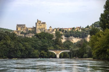 dordogne nehri ve beynac ve cazenac köyü