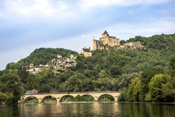 Ponte sobre dordogne e castelo de castelnaud — Fotografia de Stock