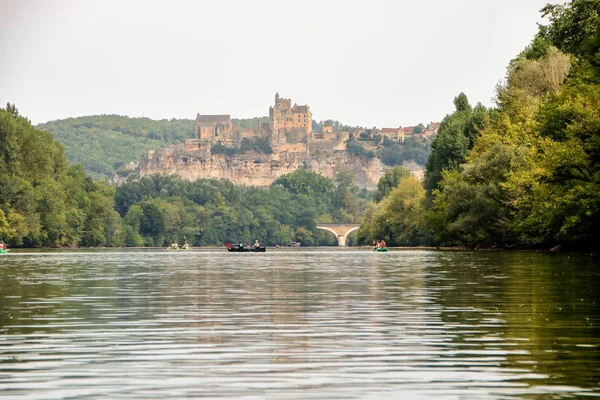 Rio dordogne e a aldeia de beynac et cazenac — Fotografia de Stock