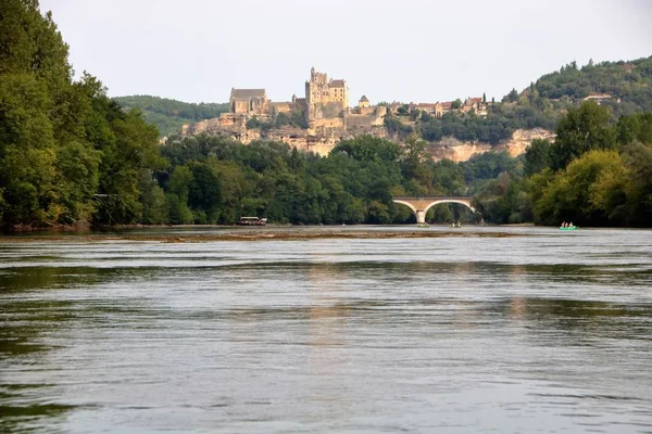 Dordogne nehri ve beynac ve cazenac köyü — Stok fotoğraf