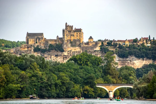 Ποταμός Dordogne και το χωριό beynac et cazenac — Φωτογραφία Αρχείου