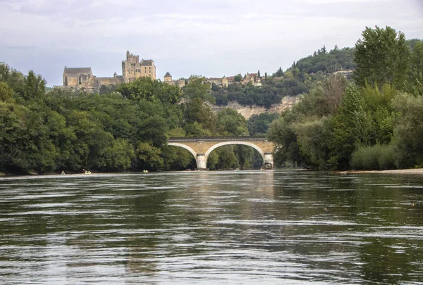 Dordogne nehri ve beynac ve cazenac köyü — Stok fotoğraf