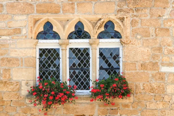 Mullioned  window on a medieval building at domme — Stock Photo, Image