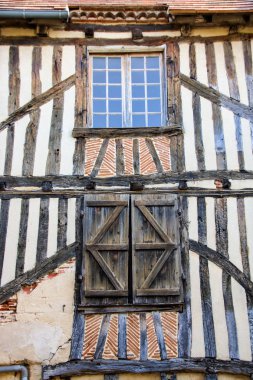 Yarım ahşap evdeki ahşap pencere.