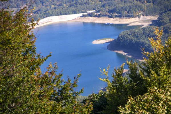 Lago montagna spaccata — Fotografia de Stock