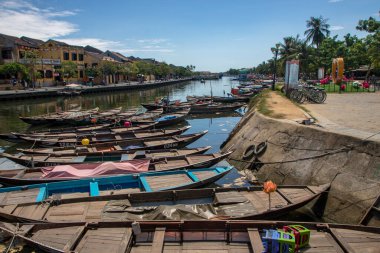 Hoi An 'da Vietnam' da Ağustos 2019 'da Thu Bon nehrindeki eski kasabanın manzarası.