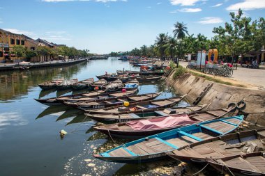 Hoi An 'da Vietnam' da Ağustos 2019 'da Thu Bon nehrindeki eski kasabanın manzarası.