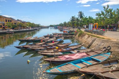 Hoi An 'da Vietnam' da Ağustos 2019 'da Thu Bon nehrindeki eski kasabanın manzarası.