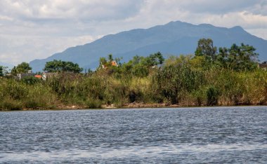 Hoi An 'da Vietnam' da Ağustos 2019 'da Thu Bon nehri Hoi An şehrini geçti.