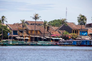 Hoi An 'da Vietnam' da Ağustos 2019 'da Thu Bon nehrindeki eski kasabanın manzarası.