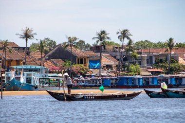 Hoi An 'da Vietnam' da Ağustos 2019 'da Thu Bon nehrindeki eski kasabanın manzarası.