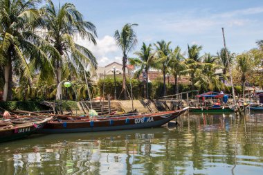 Hoi An 'da Vietnam' da Ağustos 2019 'da Thu Bon nehrindeki eski kasabanın manzarası.