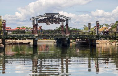 Hoi An 'da - Vietnam - Ağustos 2019 - Thu Bon nehri üzerindeki eski kasabada köprü