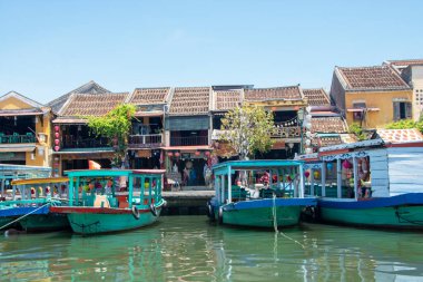 Hoi An 'da Vietnam' da Ağustos 2019 'da Thu Bon nehrindeki eski kasabanın manzarası.