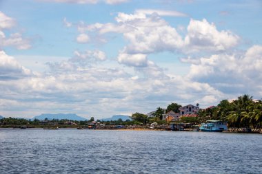 Hoi An 'da Vietnam' da Ağustos 2019 'da Thu Bon nehrindeki eski kasabanın manzarası.