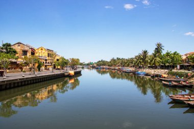 Hoi An 'da Vietnam' da Ağustos 2019 'da Thu Bon nehrindeki eski kasabanın manzarası.