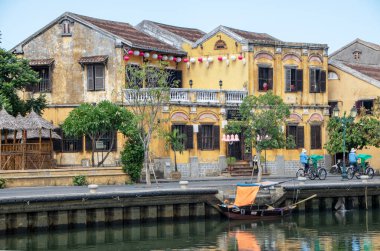 Hoi An 'da Vietnam' da Ağustos 2019 'da Thu Bon nehrindeki eski kasabanın manzarası.