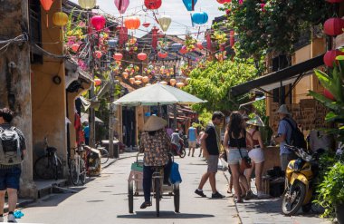 Hoi An - Vietnam - Ağustos 2019 - Eski kasabanın caddesi