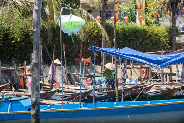 Hoi Vietnam Août 2019 Pêcheur Debout Sur Bateau Traditionnel Flottant — Photo