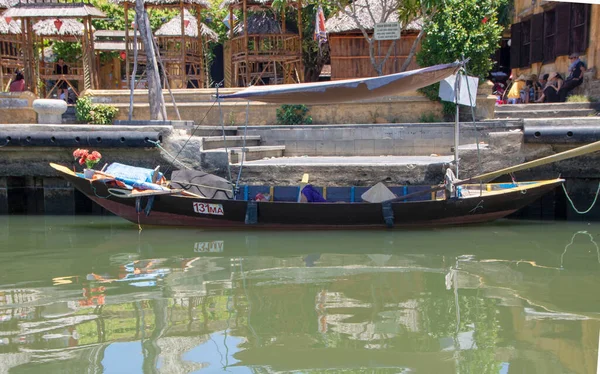 Hoi Vietnam August 2019 Frau Schläft Einem Boot Auf Dem — Stockfoto