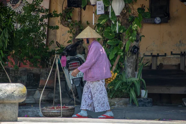 Hoi Vietnam Augustus 2019 Vrouw Met Goederen Haar Schouder — Stockfoto