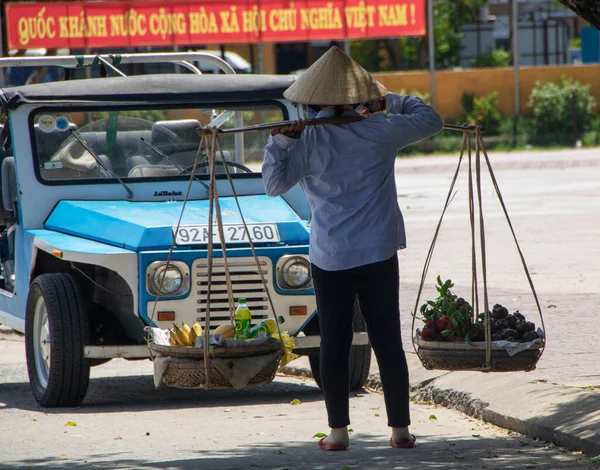Hoi Vietnã Agosto 2019 Mulher Transportando Mercadorias Seu Ombro — Fotografia de Stock