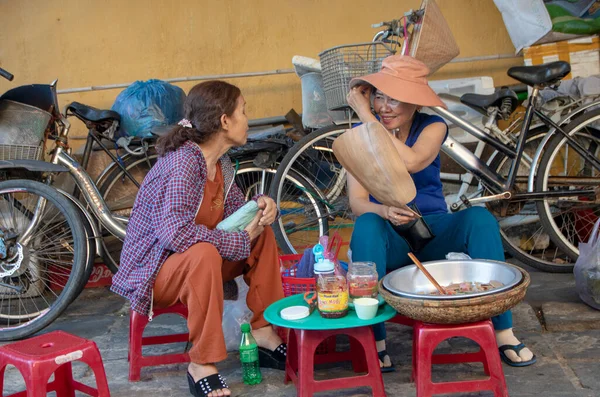 Hoi Vietnam Agosto 2019 Mujeres Sentadas Charlando Casco Antiguo —  Fotos de Stock