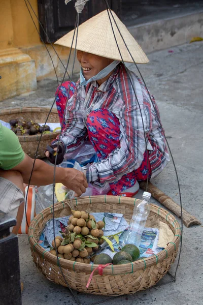Hoi Vietnam Augusti 2019 Kvinna Sitter Med Traditionell Vikt För — Stockfoto