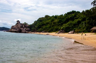  Vietnam 'daki Cu Lao Cham adalarından biri olan Cu Lao Cham adasındaki sahil, Orta Vietnam' daki biyosfer rezervi.