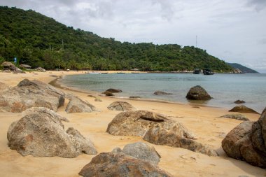 Vietnam 'daki Cu Lao Cham adalarından biri olan Cu Lao Cham adasındaki sahil, Orta Vietnam' daki biyosfer rezervi.