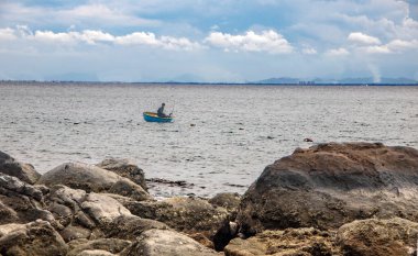 Cu Lao Cham Vietnam 'da Ağustos 2019' da geleneksel Basket Teknesinde balıkçı, Thung Chai veya Thuyen Thung olarak bilinir..