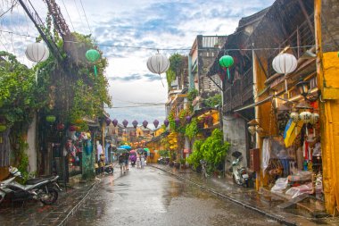 Hoi An - Vietnam - Ağustos 2019 - Eski kasabanın caddesi