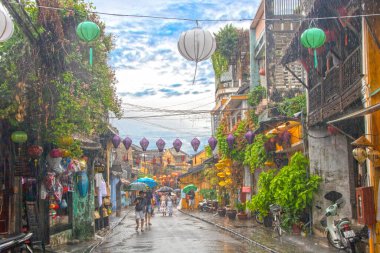 Hoi An - Vietnam - Ağustos 2019 - Eski kasabanın caddesi