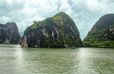 Vietnam 'daki Halong Körfezi' nin güzel manzarası