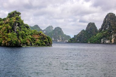 Vietnam 'daki Halong Körfezi' nin güzel manzarası