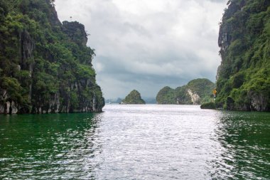 Vietnam 'daki Halong Körfezi' nin güzel manzarası