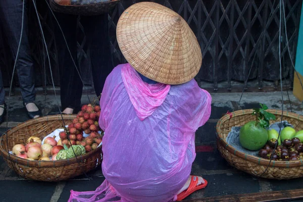 Hoi Βιετνάμ Τον Αύγουστο Του 2019 Γυναίκα Κάθεται Παραδοσιακό Βάρος — Φωτογραφία Αρχείου