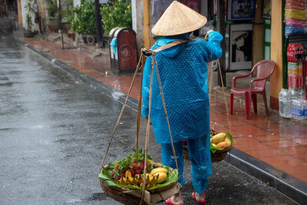 Hoi Vietnam Augustus 2019 Vrouwen Die Fruit Verkopen Met Het — Stockfoto