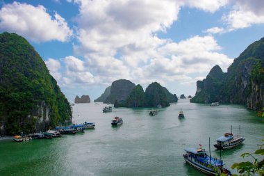 Vietnam 'daki Halong Körfezi' nin güzel manzarası